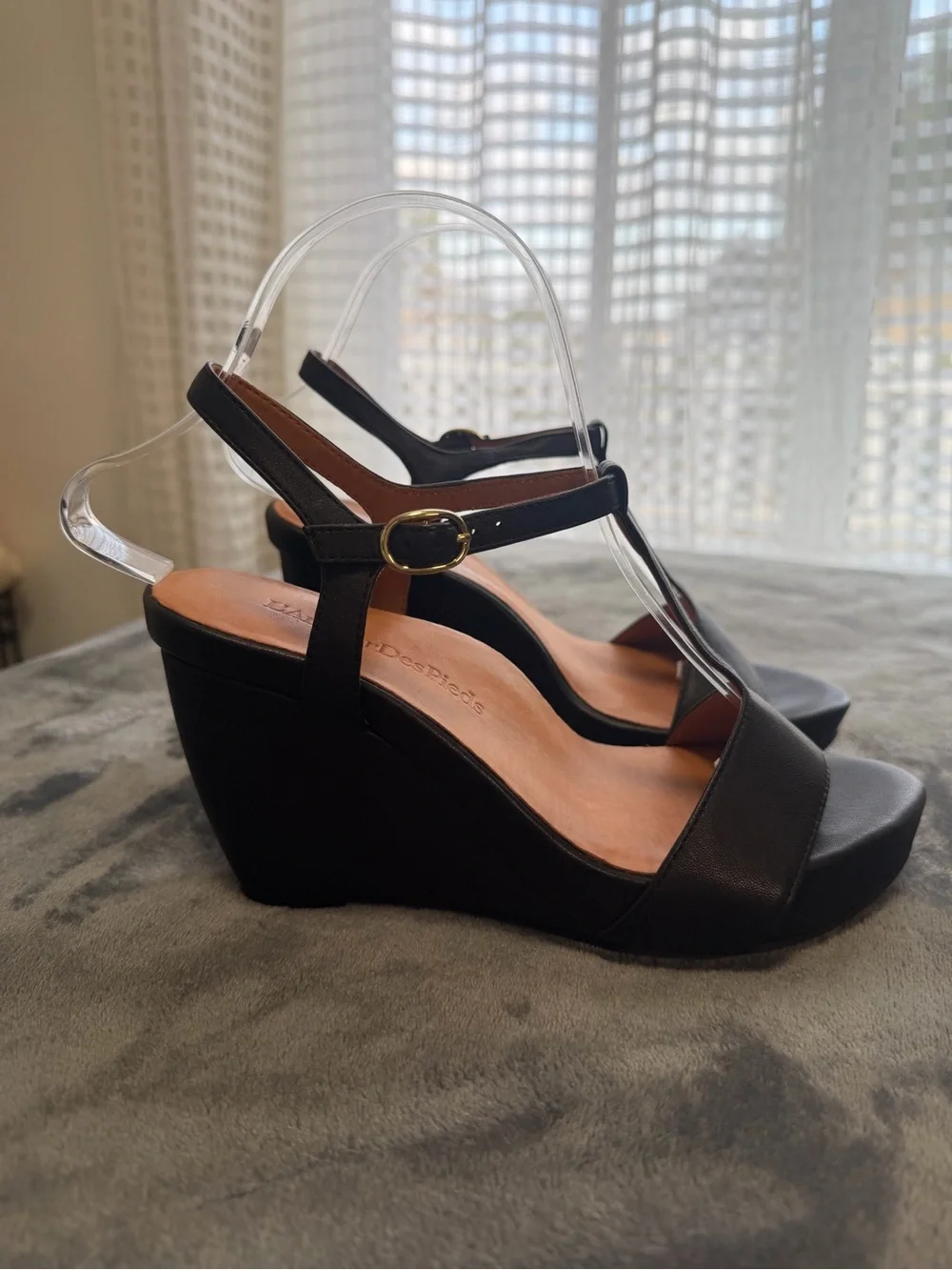 L’Amour Des Pieds Idelle Black Leather Wedge T Strap Sandals 7M NWOB